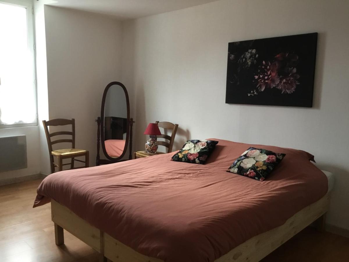 Maison de centre ville 4 à 6 personnes Précigné Extérieur photo